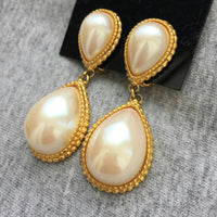 CHIC!  Ellen designs 80s Teardrop dangle Pearl Earrings Bold long Runaway polished Gold tone Clip-on vintage Couture designer Bridal Rare